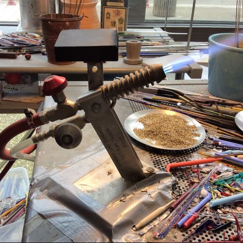 Chalumeau et baguettes de verre dans l'atelier de Frédéric Marey